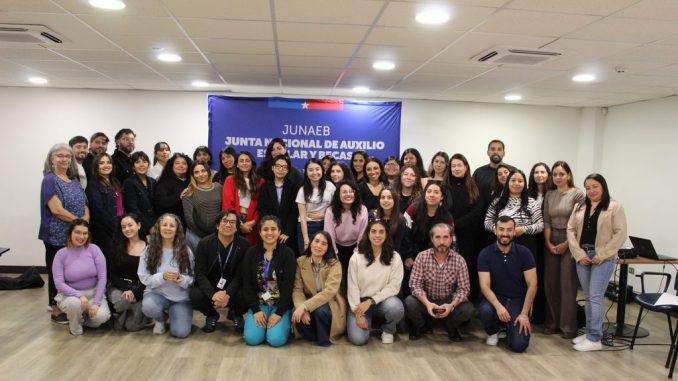 Profesionales de Junaeb participando en taller práctico sobre inclusión y Ley TEA en el aula.
