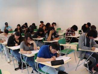 Estudiantes rindiendo un ensayo de la PAES en las instalaciones de Santo Tomás Antofagasta