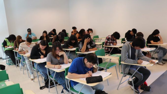 Estudiantes rindiendo un ensayo de la PAES en las instalaciones de Santo Tomás Antofagasta