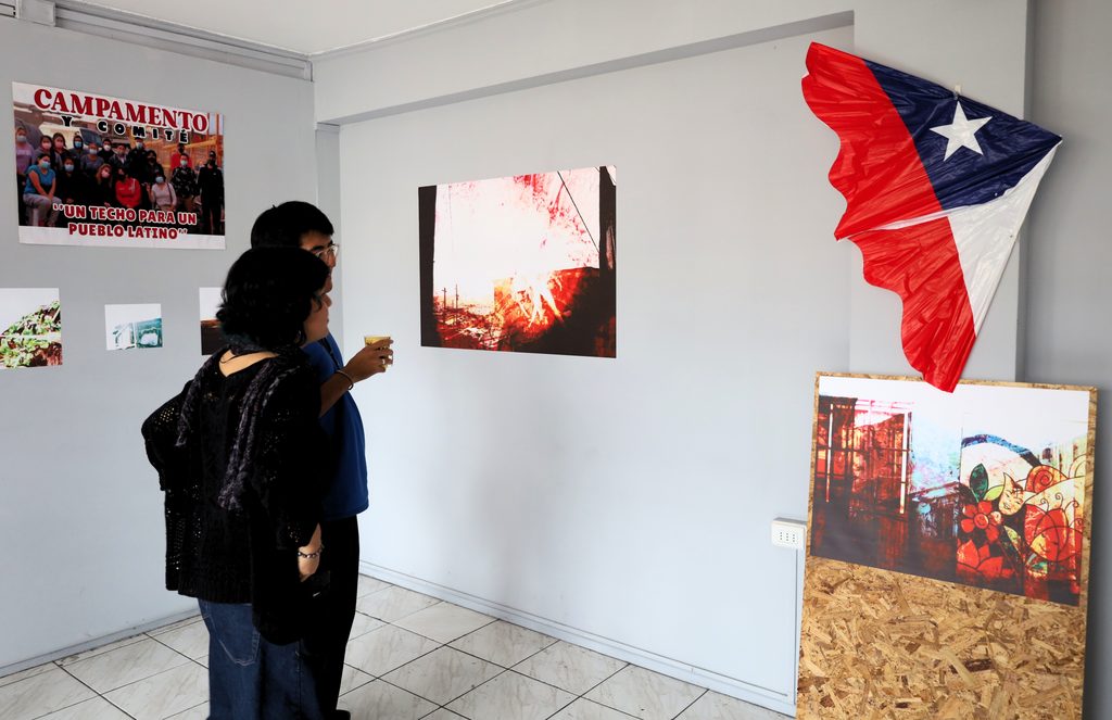 Obras fotográficas de la exposición Tierra Infértil que muestran la vida cotidiana en los campamentos de Antofagasta