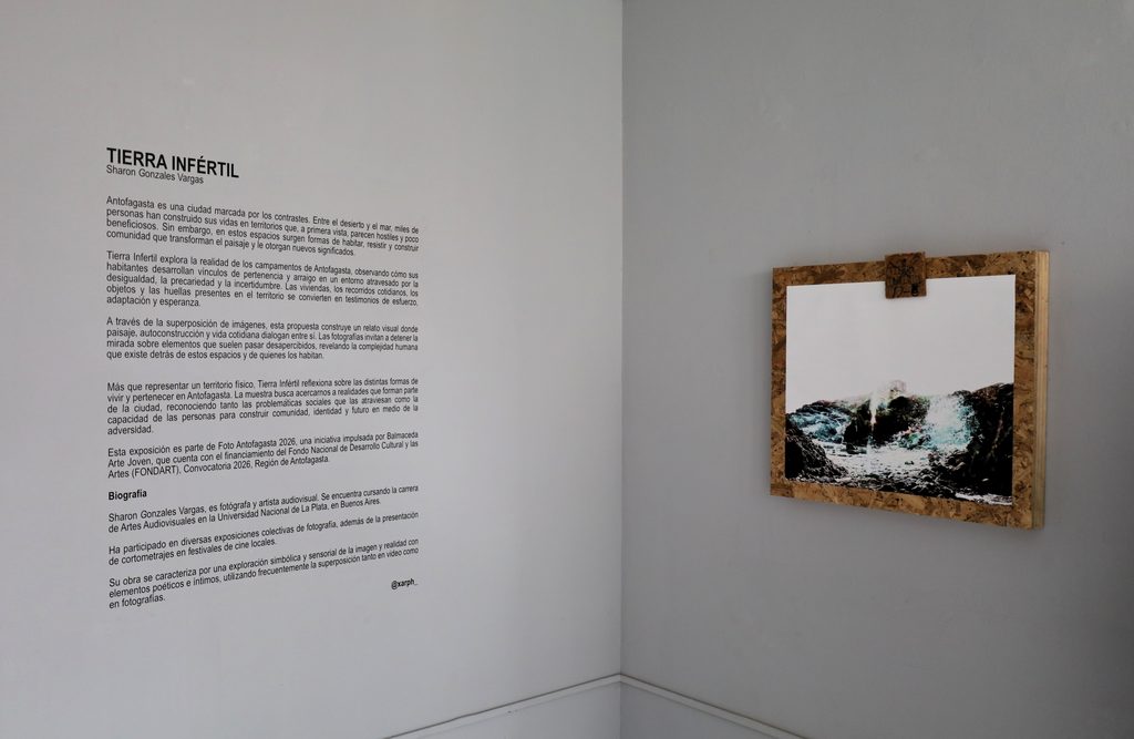 Obras fotográficas de la exposición Tierra Infértil que muestran la vida cotidiana en los campamentos de Antofagasta