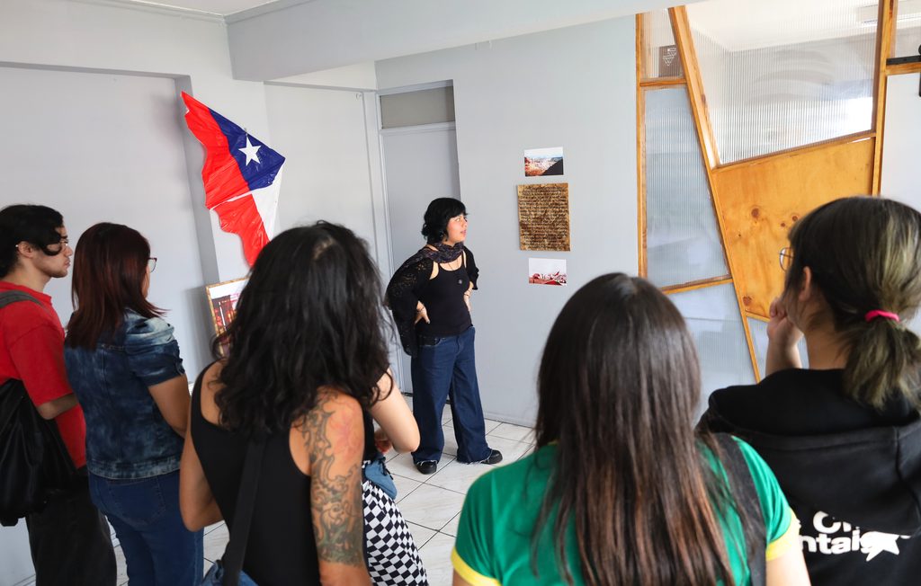 Obras fotográficas de la exposición Tierra Infértil que muestran la vida cotidiana en los campamentos de Antofagasta