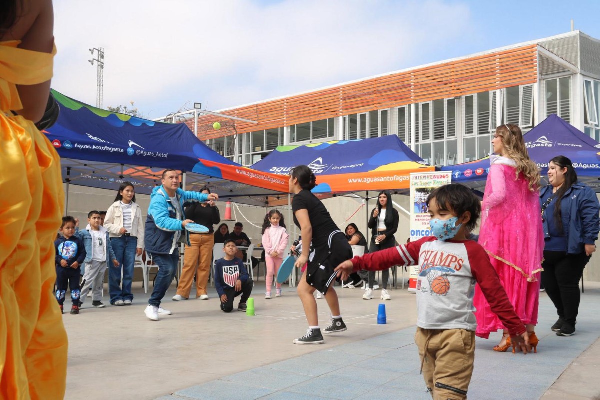 UN DÍA PARA OLVIDAR EL CÁNCER: ONCOFELIZ INVITA A APORTAR EN LA FIESTA DE 74 NIÑOS ONCOLÓGICOS Niños oncológicos celebrando en una fiesta de la Corporación Oncofeliz en Antofagasta