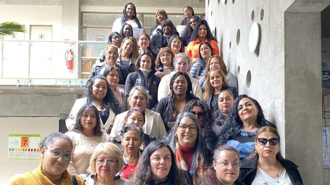 Mujeres emprendedoras de Tocopilla recibiendo certificados tras programa de innovación social