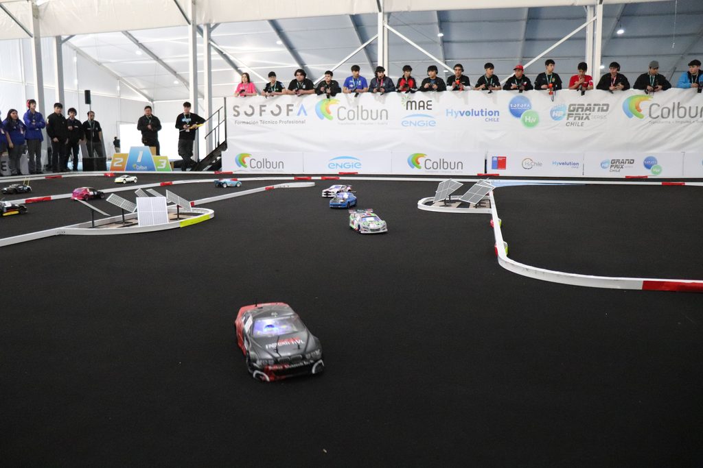 Estudiantes del Complejo Educativo Juan José Latorre junto a su auto de hidrógeno verde para el H2 Grand Prix