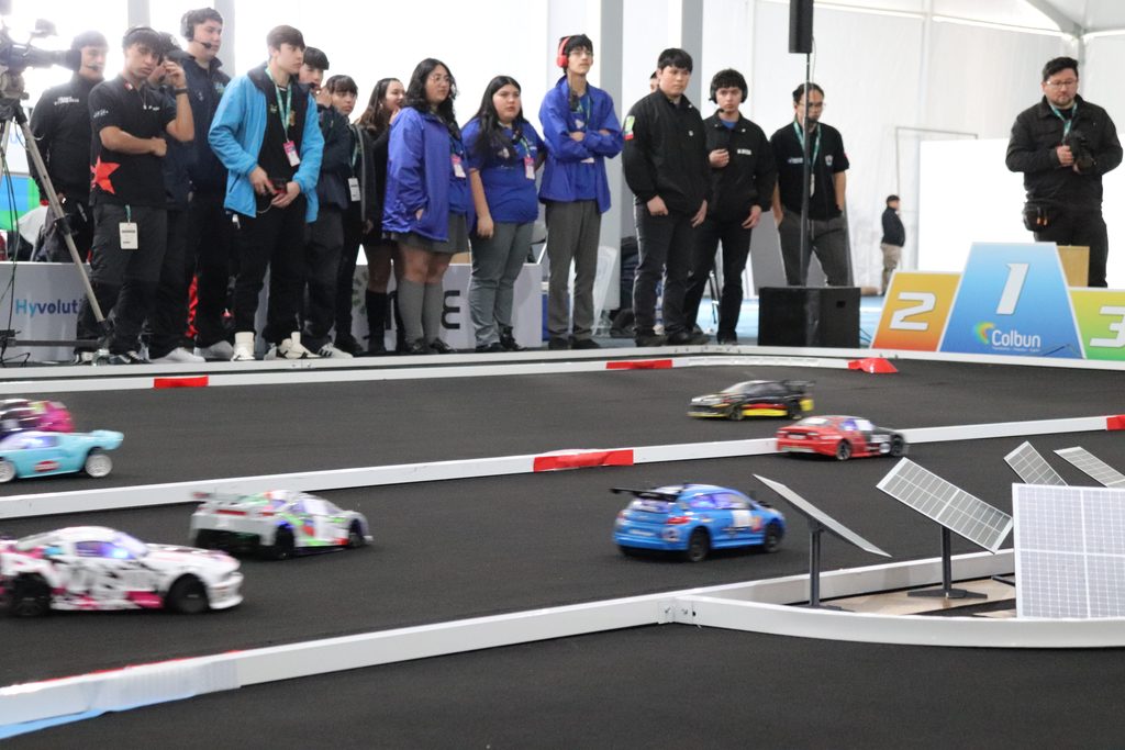 Estudiantes del Complejo Educativo Juan José Latorre junto a su auto de hidrógeno verde para el H2 Grand Prix