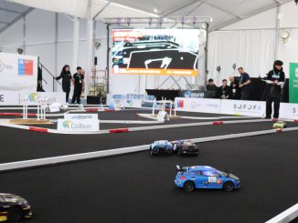 Estudiantes del Complejo Educativo Juan José Latorre junto a su auto de hidrógeno verde para el H2 Grand Prix