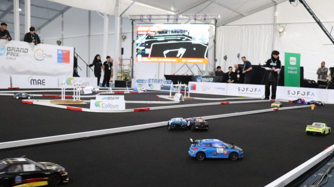Estudiantes del Complejo Educativo Juan José Latorre junto a su auto de hidrógeno verde para el H2 Grand Prix