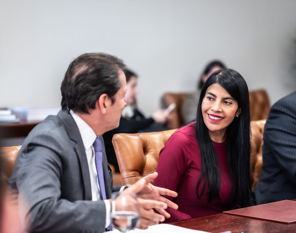 ANID Y COMISIÓN FULBRIGHT ABREN CONVOCATORIA DE BECAS DE DOCTORADO PARA ESTUDIAR EN ESTADOS UNIDOS Estudiantes y profesionales revisando información sobre las becas doctorado Fulbright-ANID para estudiar en universidades de Estados Unidos