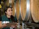 Viñedos y proceso de producción de vino en una planta chilena