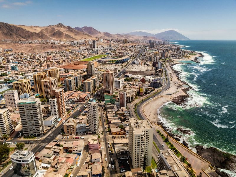 ARCADIS Y HEUMA IMPULSAN EL TALENTO LOCAL EN LA HACKATHON DE SOSTENIBILIDAD DE ANTOFAGASTA Estudiantes de ingeniería participando en la Hackathon de Sostenibilidad Arcadis-HEUMA en Antofagasta