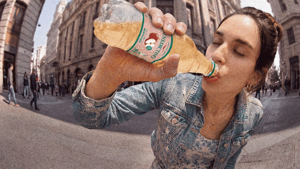 BENEDICTINO LANZA SU NUEVA LÍNEA DE AGUAS SABORIZADAS CON GAS EN VARIEDADES DE LIMÓN Y MANZANA Botellas de agua Benedictino con gas en sabores de manzana y limón sobre fondo fresco