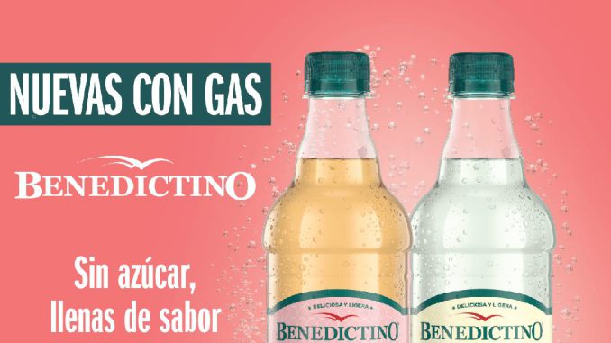 Botellas de agua Benedictino con gas en sabores de manzana y limón sobre fondo fresco