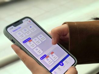 Persona utilizando la aplicacion Bipay Wallet para pagar el pasaje de micro mediante codigo QR en Antofagasta