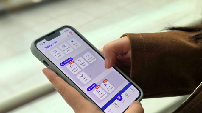 Persona utilizando la aplicacion Bipay Wallet para pagar el pasaje de micro mediante codigo QR en Antofagasta