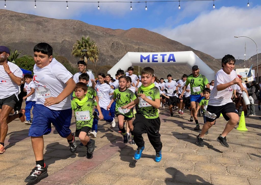 CALAMA SE PREPARA PARA LA GRAN CORRIDA FAMILIAR ELIGE VIVIR SANO ESTE 30 DE AGOSTO Multitud participando en una corrida recreativa al aire libre bajo el programa Elige Vivir Sano