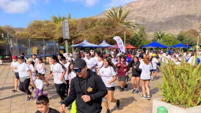 Multitud participando en una corrida recreativa al aire libre bajo el programa Elige Vivir Sano