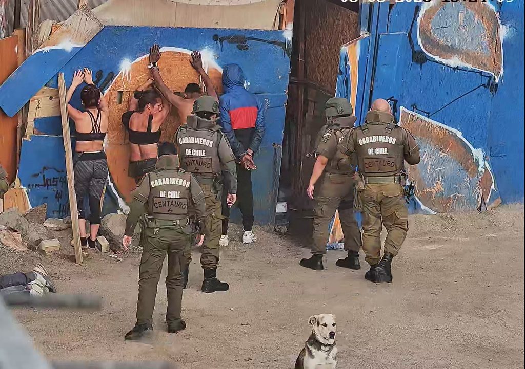 CÁMARAS MUNICIPALES PERMITEN DESARTICULAR PUNTO DE VENTA DE DROGAS EN LA AVENIDA PÉREZ ZUJOVIC Personal policial realizando un operativo en un ruco tras detección por cámaras de seguridad en Antofagasta