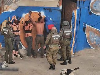 Personal policial realizando un operativo en un ruco tras detección por cámaras de seguridad en Antofagasta