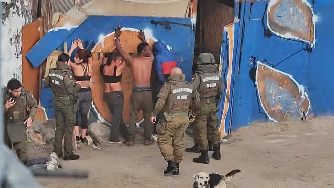 Personal policial realizando un operativo en un ruco tras detección por cámaras de seguridad en Antofagasta