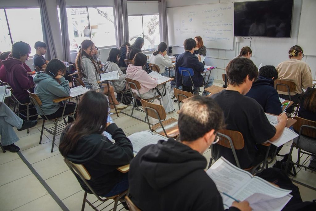 Estudiantes rindiendo ensayo de la PAES en el campus de la Universidad de Antofagasta