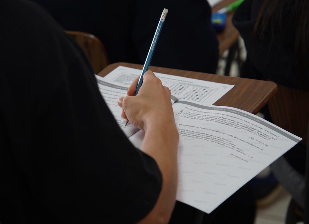 Estudiantes rindiendo ensayo de la PAES en el campus de la Universidad de Antofagasta
