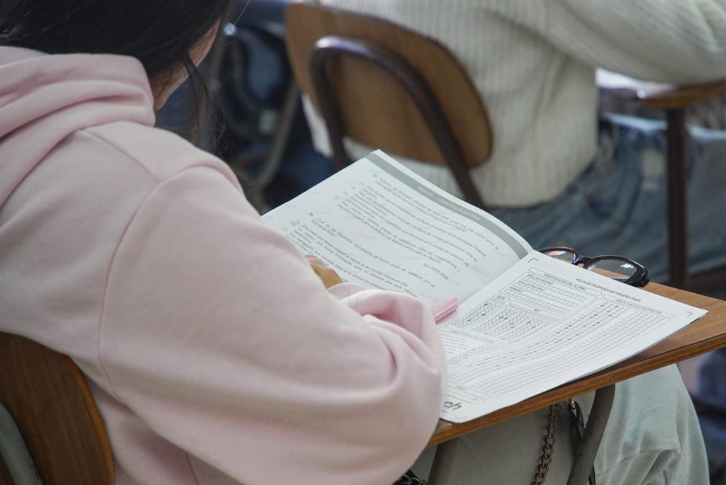 Estudiantes rindiendo ensayo de la PAES en el campus de la Universidad de Antofagasta