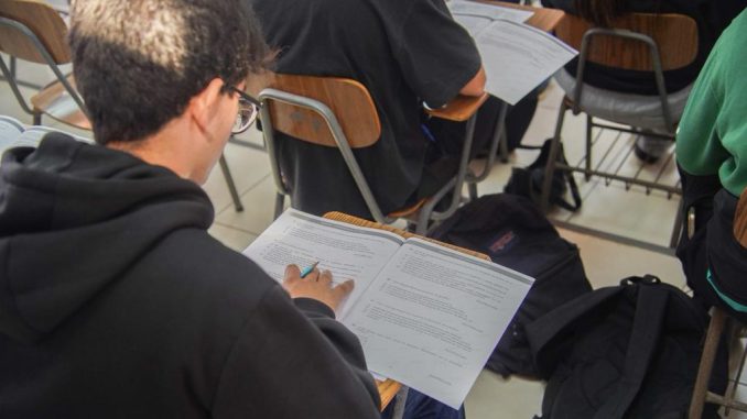 Estudiantes rindiendo ensayo de la PAES en el campus de la Universidad de Antofagasta