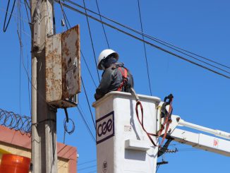 Personal de CGE trabajando en la reparación de cables eléctricos tras el sistema frontal en el norte del país