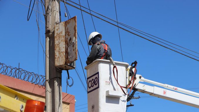 Personal de CGE trabajando en la reparación de cables eléctricos tras el sistema frontal en el norte del país