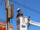 Personal de CGE trabajando en la reparación de cables eléctricos tras el sistema frontal en el norte del país