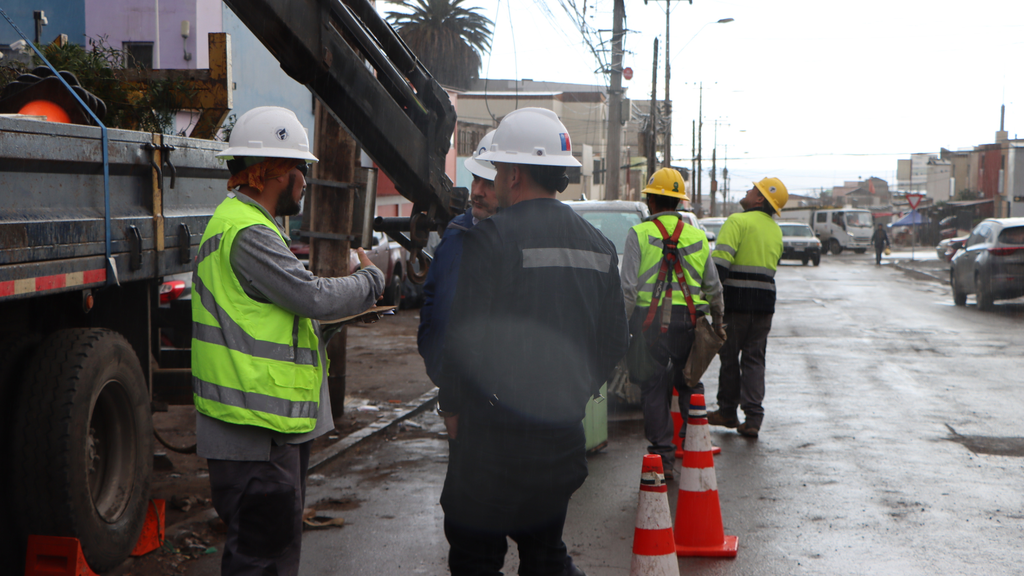 Brigadas de CGE trabajando en la reparación de redes eléctricas tras las lluvias en Antofagasta