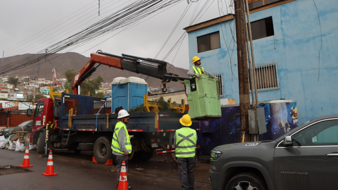 Brigadas de CGE trabajando en la reparación de redes eléctricas tras las lluvias en Antofagasta