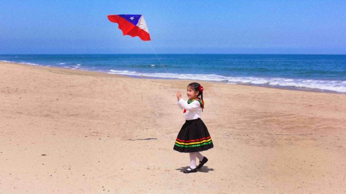 Niños encumbrando volantines de forma segura lejos de cables de alta tensión durante Fiestas Patrias
