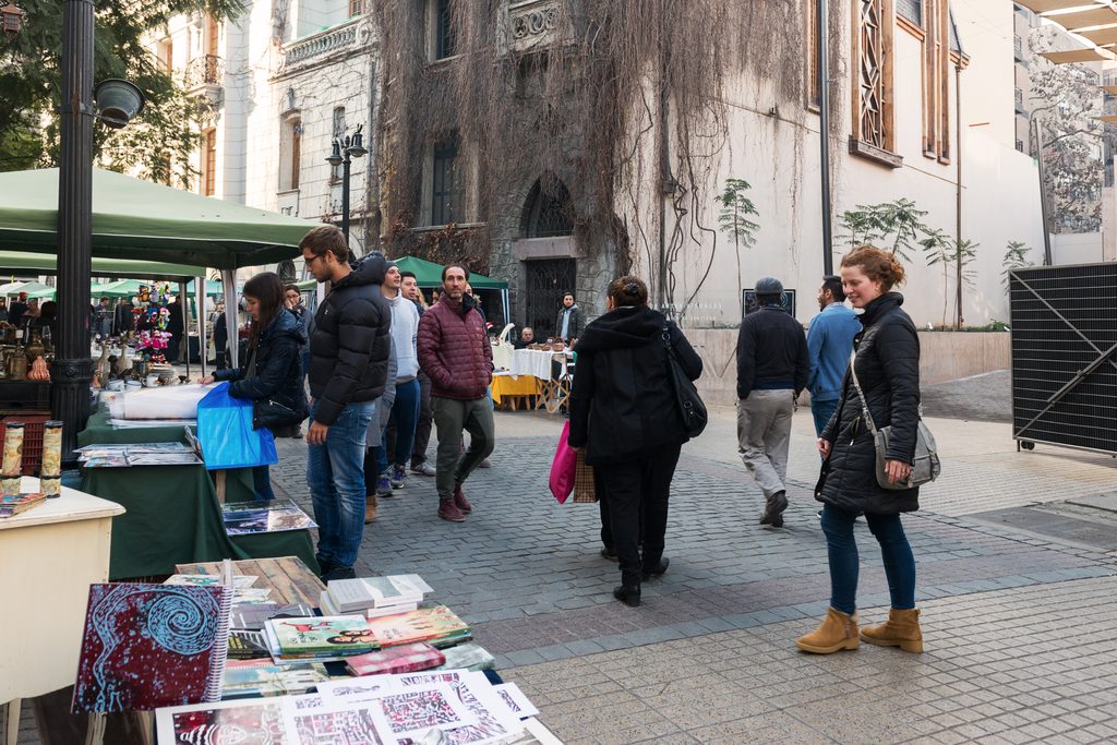 CHILE ALCANZA RÉCORD HISTÓRICO DE TURISTAS DE LARGA DISTANCIA DURANTE EL PRIMER SEMESTRE DE 2026 Turistas internacionales visitando paisajes naturales icónicos en Chile durante el 2026
