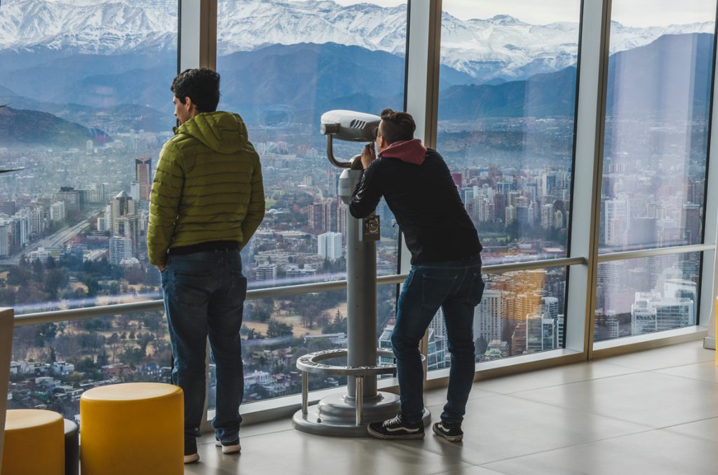CHILE ALCANZA RÉCORD HISTÓRICO DE TURISTAS DE LARGA DISTANCIA DURANTE EL PRIMER SEMESTRE DE 2026 Turistas internacionales visitando paisajes naturales icónicos en Chile durante el 2026