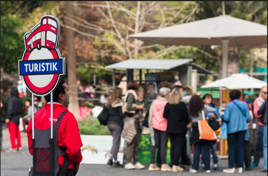 CHILE ALCANZA RÉCORD HISTÓRICO DE TURISTAS DE LARGA DISTANCIA DURANTE EL PRIMER SEMESTRE DE 2026 Turistas internacionales visitando paisajes naturales icónicos en Chile durante el 2026