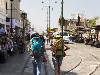 Turistas internacionales visitando paisajes naturales icónicos en Chile durante el 2026