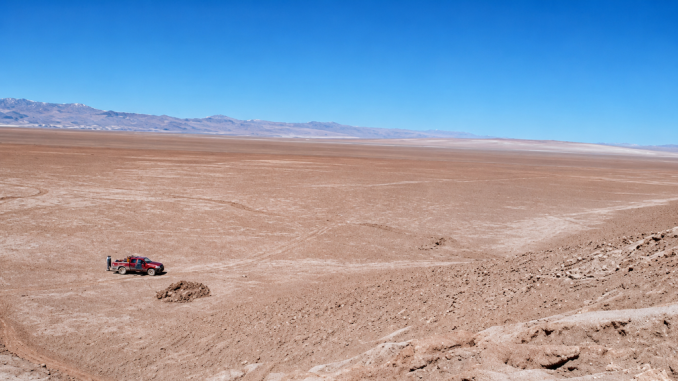 Vista panorámica del Salar de Atacama en Chile donde comunidades indígenas protestan contra proyectos mineros