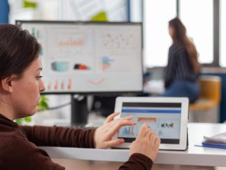 Empresarios participando en talleres de transformación digital en la región de Antofagasta