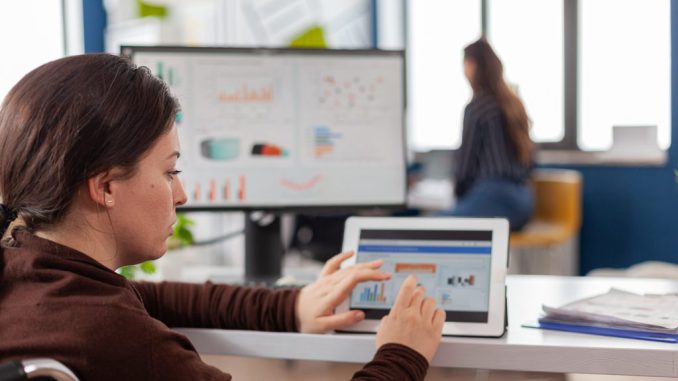 Empresarios participando en talleres de transformación digital en la región de Antofagasta