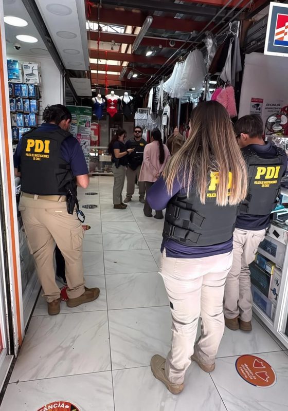 DETIENEN EN ANTOFAGASTA A CIUDADANO EXPULSADO POR TRÁFICO DE DROGAS QUE REINGRESÓ ILEGALMENTE AL PAÍS Personal de la PDI realizando operativo de fiscalización migratoria en el centro de Antofagasta