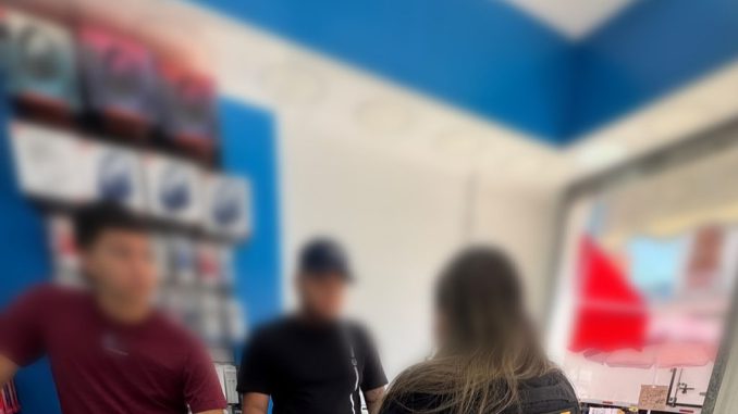 Personal de la PDI realizando operativo de fiscalización migratoria en el centro de Antofagasta