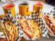 Local de Doggis decorado por su aniversario 37 con promociones y clientes