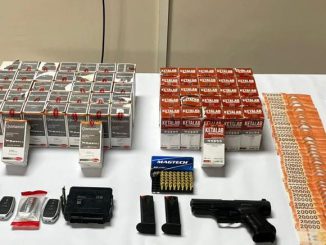Agentes policiales investigando un vehículo tras un intento de robo en Antofagasta