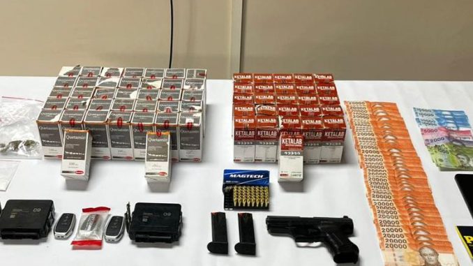 Agentes policiales investigando un vehículo tras un intento de robo en Antofagasta