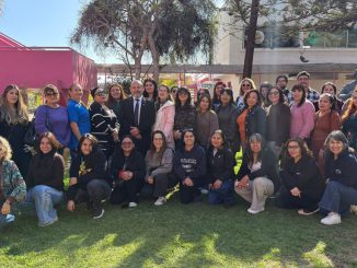 Docentes participando en talleres de formación sobre investigación artística en la infancia