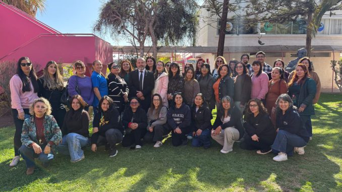 Docentes participando en talleres de formación sobre investigación artística en la infancia