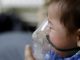 Niño pequeño con síntomas de enfermedad respiratoria siendo atendido por un pediatra
