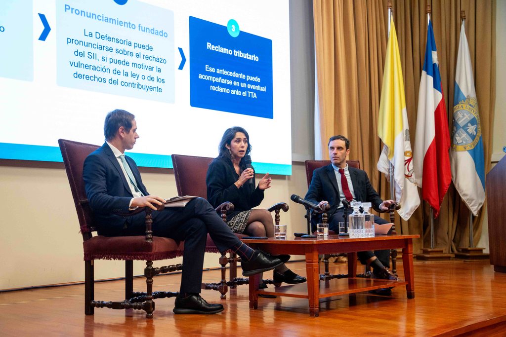 ESPECIALISTAS ANALIZAN LAS HERRAMIENTAS DE DEFENSA PARA LOS DERECHOS DE LOS CONTRIBUYENTES Especialistas y académicos analizando los derechos de los contribuyentes en un seminario jurídico